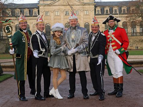 Blaue uniform, graue haare, längerer bart, schnurrbart, den blick sinnierend in die ferne gerichtet. Kostüm und Orden von Prinz Markus - Edle Robe in Grau-Schwarz