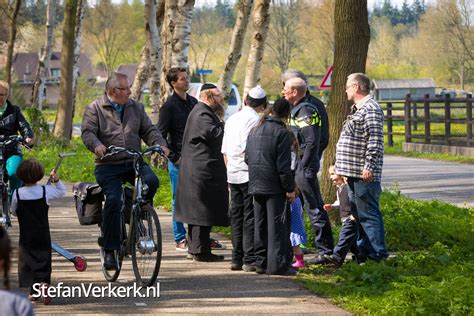 [4.035 inwoners met 2.085 auto's en 1.781 woningen met een gemiddelde waarde van €225.000. Volgelingen omstreden Rabbijn strijken neer in oud-AZC ...