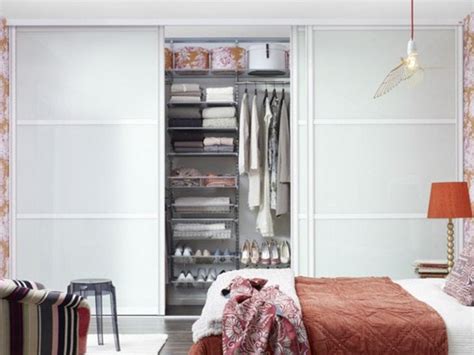 Cette porte coulissante en applique est constituée d'un rail en métal noir et d'une porte en bois entourée de métal. Porte de placard sur-mesure | Leroy Merlin