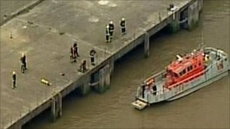 inquiry after river thames tug boat capsizes and sinks bbc news
