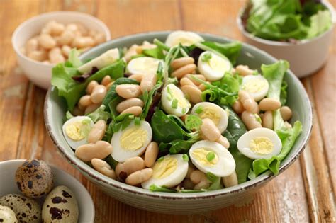 Un'insalata pasquale ricca di bocconcini di pollo, anelli di cipolla e avocado e condita con una salsa alla senape e al miele. Ricetta Insalatina di Pasqua | Cirio