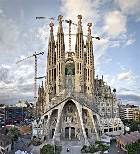 You can not leave barcelona before visiting the famous la sagrada familia! La Sagrada Familia, The Church Nuanced "Art Deco" in The ...