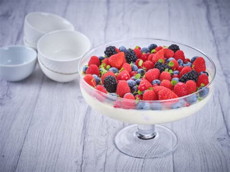 Panna cotta met rood en zwart fruit
