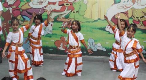 देश में रविवार 9 मई को इंटरनेशनल मदर्स डे सेलिब्रेट किया जा रहा है। इस मौके पर बॉलीवुड सेलेब्स अपने सोशल मीडिया अकाउंट पर पोस्ट शेयर कर मदर्स डे की शुभकामनाएं दे रहे हैं। इसी बीच एक्ट्रेस सारा अली खान ने अपने इंस्टाग्राम पर एक वीडियो शेयर की है। नई दिल्ली, जेएनएन। mothers day celibration in schools. bulandshshar
