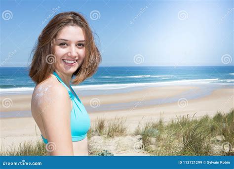 Ragazza In Costume Da Bagno Alla Spiaggia Di Vacanza Con Il Mare Blu