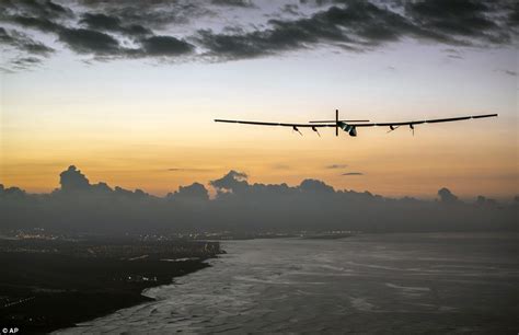 Solar Impulse 2 Safely Lands In Hawaii After Flight Across The Pacific Ocean Daily Mail Online