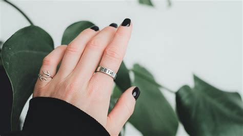 つける指によって指輪の意味は変わる。10本の指全部で解説 ジュエリーの総合情報サイト【jewelry Town】
