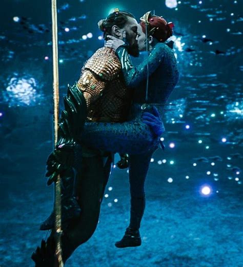 Jason Momoa And Amber Heard Aquaman And Mera Kiss Aquaman Powers
