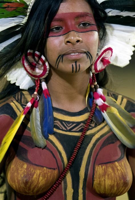 Fotos Celebran Al Desnudo La Belleza Indigena En Brasil