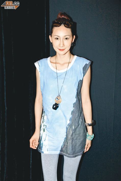 Jun 16, 2021 · 歌手張敬軒、菊梓喬（hana）及石詠莉前晚錄影《勁歌金曲》，憑《sweet escape》奪今年第2首冠軍歌的軒仔，談及節目有單立文的點評環節，他說：「已經畀佢親切地點評咗好多年，我叫胡蓓蔚做家姐，佢係我姐夫。（邊次鬧得最勁？）好多年前佢鬧我個人『散收收』。」又透露將與家傭「遮遮」一齊. 吳雨霏放完大假索女進化 - 東方日報