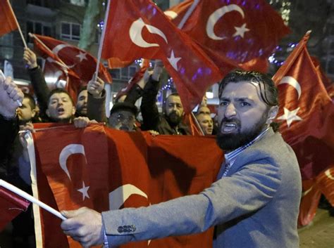 Türkei vs. Niederlande: Proteste nach Auftrittsverboten ...