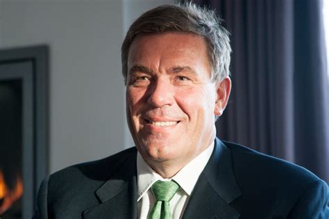 Stein erik hagen founded the discount supermarket rimi with his father in the 1970s. Stein Erik Hagen skal opereres