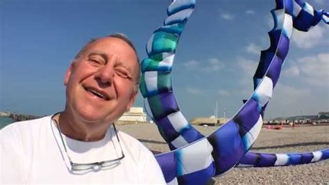 Les cerfsvolants de Michel Gressier à Dieppe depuis 1980  YouTube