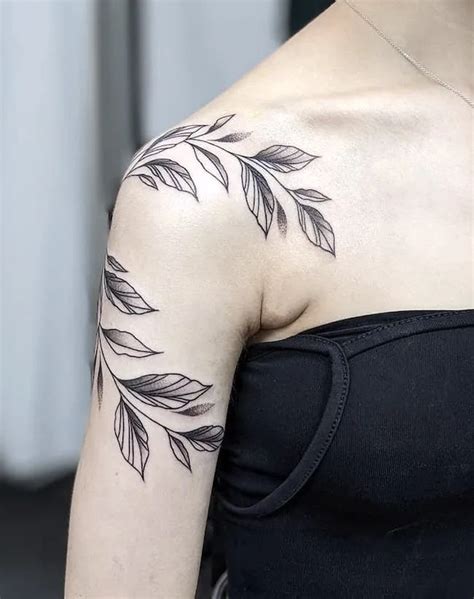 70 Beautiful Shoulder Tattoos For Women With Meaning