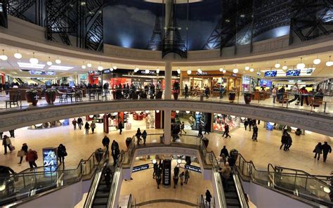 Trotz des lockdowns zieht es nach den weihnachtsfeiertagen viele menschen in die geschäfte. Makanan Kini: Late Night Shopping Essen: Wann welche ...