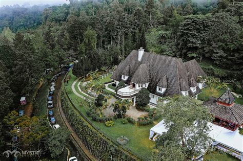 Puncak dani is a luxurious double storey bungalow overlooking a golf course with european a luxurious double storey bungalow nestled in a private estate in awana, genting highlands, puncak. Garden Themed Destination wedding Malaysia in 2020 ...