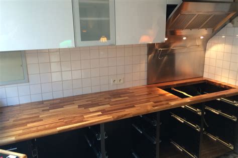 Plan de travail en chêne ou autre bois massif. Rénovation de cuisine avec plan de travail en chêne par Gérard