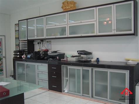 Jenis dari kitchen set sendiri kini sudah salah satu di antaranya adalah bahan aluminium merupakan bahan yang ringan dan juga kuat namun mahasiswi jurusan design architecture di salah satu universitas di indonesia. Aluminium Cabinet Door -Reliance Home