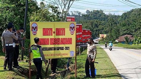 Memberikan kebutuhan internet keluarga era digital dan era teknologi. Satlantas Polres Sanggau Pasang Spanduk di Daerah Rawan Kecelakaan Lalu Lintas - Tribun Pontianak