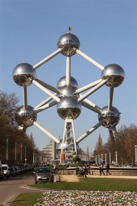 There are 9 spheres representing atoms which are connected by tubes with escalators and lifts. G.J. Koppenaal: Atomium