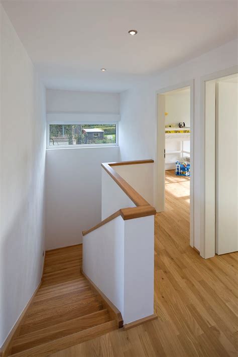Treppe vorbereiten verkleidung zuschneiden aufkleben. Treppenhaus puschmann architektur moderner flur, diele ...