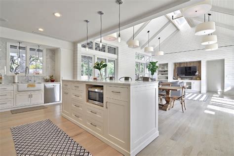 This design offers people a chance to enjoy the traditional farmhouse look with all of the contemporary touches that interior lovers have come to appreciate. Modern Farmhouse Kitchens - House of Hargrove