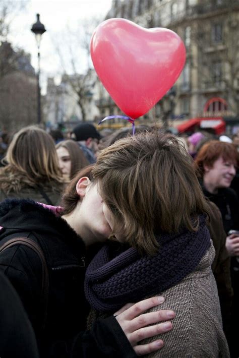 Pin By Ann On Get Closer To Me Paris France Lesbians Kissing France