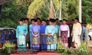 Seated to his left is dymm raja perempuan muzwin. Galeri Istiadat Meletak Kerja | Laman Web Rasmi ...