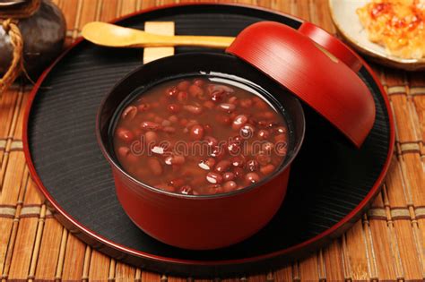 Check spelling or type a new query. Zuppa Di Fagioli Rossi Con La Sfera Di Riso Immagine Stock ...