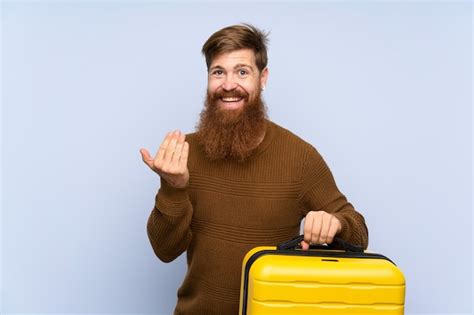 Hombre Pelirrojo Con Barba Larga Sosteniendo Una Maleta Invitando A