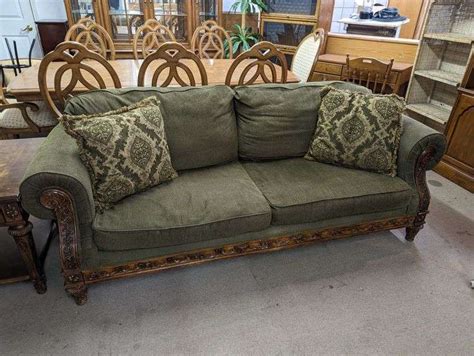 Broyhill Sofa With Accent Pillows Isabell Auction