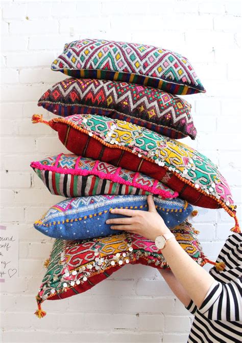 Bohemian home decor ideas do not always have to be full of bright patterns and aztec inspirations. Beautiful Moroccan boho kilim pillows from Baba Souk ...