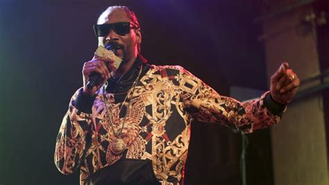 Snoop Dogg Packs The Vogue