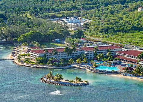 This property is perfect for families and couples searching for an affordable inclusive vacation. Holiday Inn Sunspree Resorts