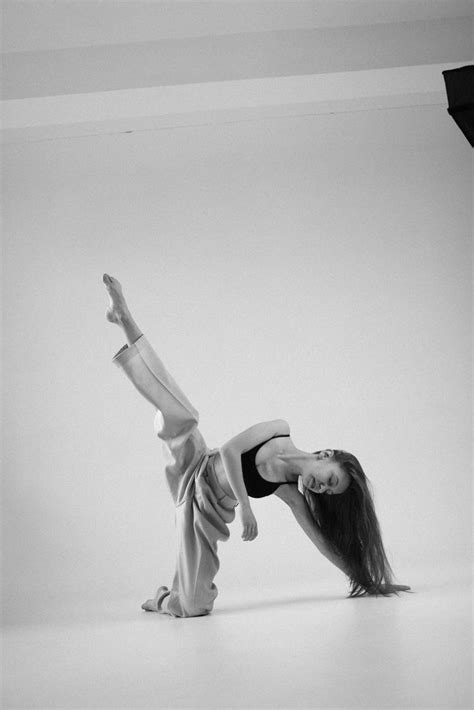 Pin By 𝔫𝔦𝔠𝔬 On Inspo Photos In 2023 Dance Photography Poses Dance Picture Poses Contemporary