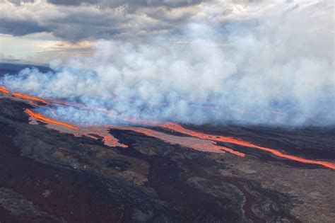 Hawaiis Mauna Loa The Worlds Biggest Active Volcano Erupts After 38