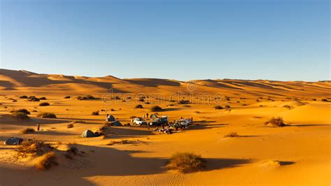 Acampando En El Desierto, Akakus, Sáhara, Libia Imagen de archivo - Imagen de campo, formación ...