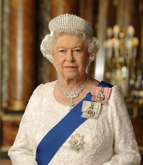 Pin By • Emilymarazzi • On The Rich And Famous Her Majesty The Queen