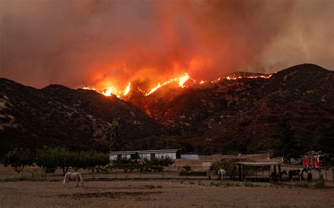 pictures-apple-fire-in-southern-california-explodes-to-20,000-acres