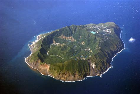 In the western pacific, the pacific plate is subducting beneath a series of plates, including the eurasian plate to the north beneath japan and. Descubre TU MUNDO: Aogashima: una espectacular isla-volcán ...