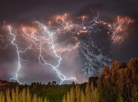 Photographer Captures Powerful Photos Of Lightning Storms