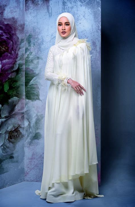 Selain harus disesuaikan dengan tema dekorasi, kamu juga perlu membicarakan dengan calon pasangan (dan juga keluarganya) tentang baju seperti apa yang akan dikenakan. Trend baju kahwin pengantin berhijab bagi tahun 2018 ...