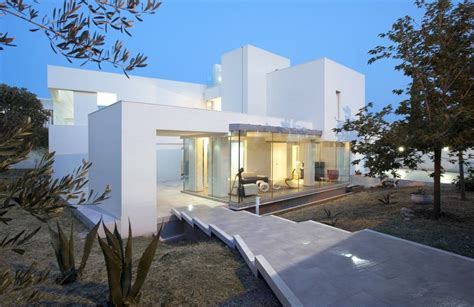 Gorgeous Modern Villa Design Exposing Luxury In Simple White Color