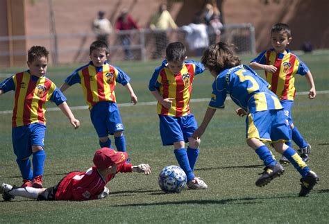Niños Jugando Al Futbol Partido En Massamagrell Partido En Flickr
