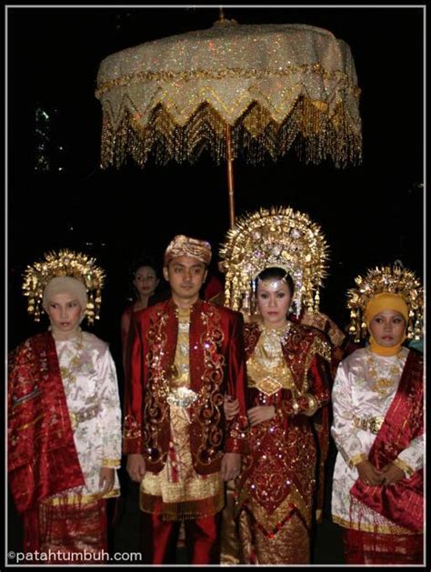 Bhinneka tunggal ika adalah moto atau semboyan bangsa indonesia yang tertulis pada lambang negara indonesia, garuda pancasila. Inspirasi 15 Gambar Baju Adat Bhinneka Tunggal Ika