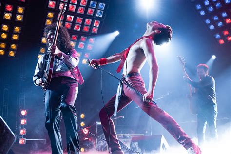 Рами малек, люси бойнтон, гвилим ли и др. Movie review: 'Bohemian Rhapsody' succeeds as a triumphant ...