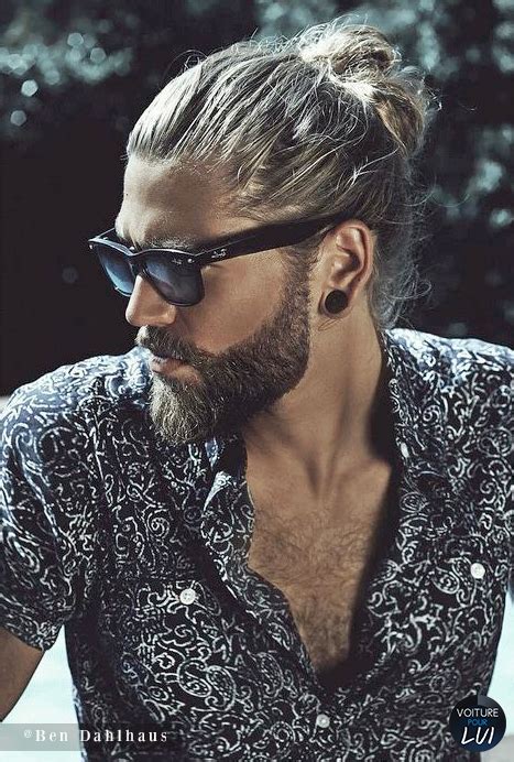Homme à la chevelure et barbe rousses et de longueurs moyennes. Tendance Cheveux Longs pour Homme // Idées de Coiffures - Mode masculine