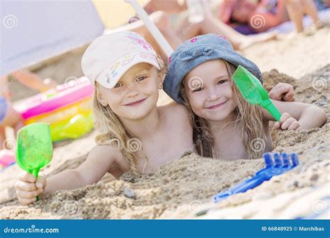 Zwei Kleine Mädchen Die Im Sand Spielen Stockbild Bild Von Schön Entzückend 66848925