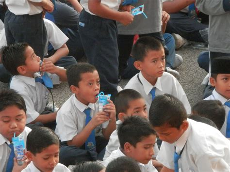 Panduan minum susu kotak diterbitkan dengan kerjasama kementerian pelajaran malaysia dan kementerian kesihatan malaysia. SEKOLAH KEBANGSAAN SERI DUYONG,MELAKA: PROGRAM SUSU ...