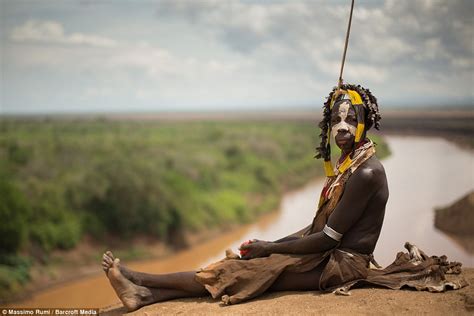 Massimo Rumis Photographs Show Ethiopias Omo Valley Tribesmen Daily Mail Online